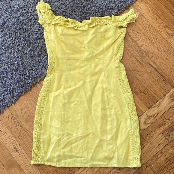 ASTR the Label Renata Yellow Lemon Ruffle Off Shoulder Mini Dress size Small - Picture 3 of 14